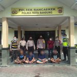 Kapolsek Rancaekek, Kompol Nanang Heru Sucahyo (tengah) bersama anggota Polsek Rancaekek usai lakukan penangkapan 4 terduga pelaku aksi pembunuhan yang terjadi di Perumahan Griya Rancaekek.