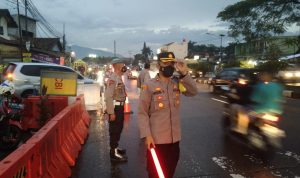 Kapolsek Cimanggung, Kompol Herdis Suhardiman saat mengatur arus lalu lintas di Jalan Raya Bandung-Garut, Cimanggung, Sumedang.