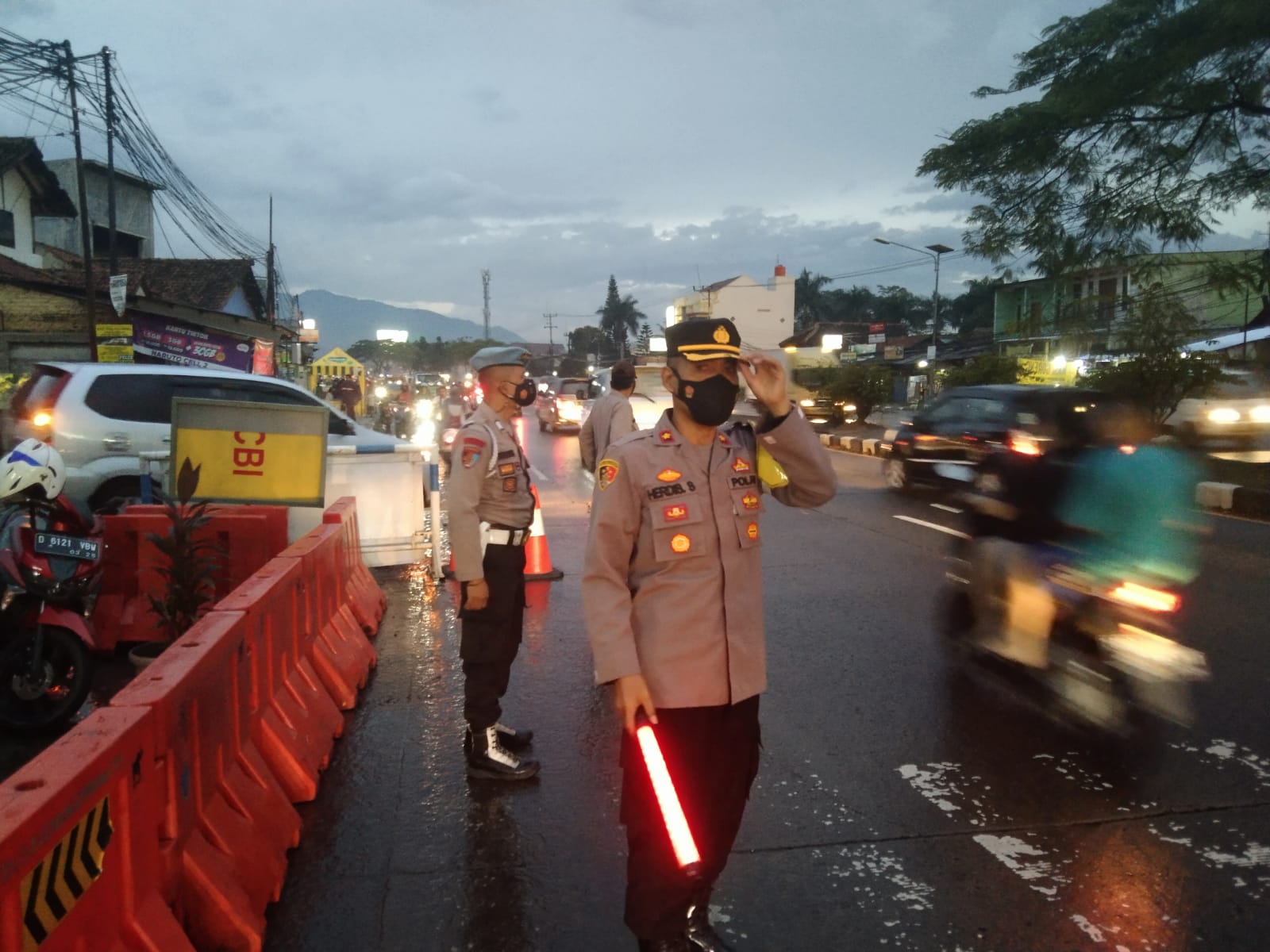 Kapolsek Cimanggung, Kompol Herdis Suhardiman saat mengatur arus lalu lintas di Jalan Raya Bandung-Garut, Cimanggung, Sumedang.