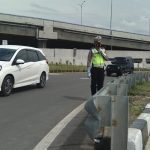 Pemantauan arus lalu lintas oleh jajaran anggota Polresta Bandung di Pos Pam Cileunyi. (Yanuar/Jabar Ekspres)