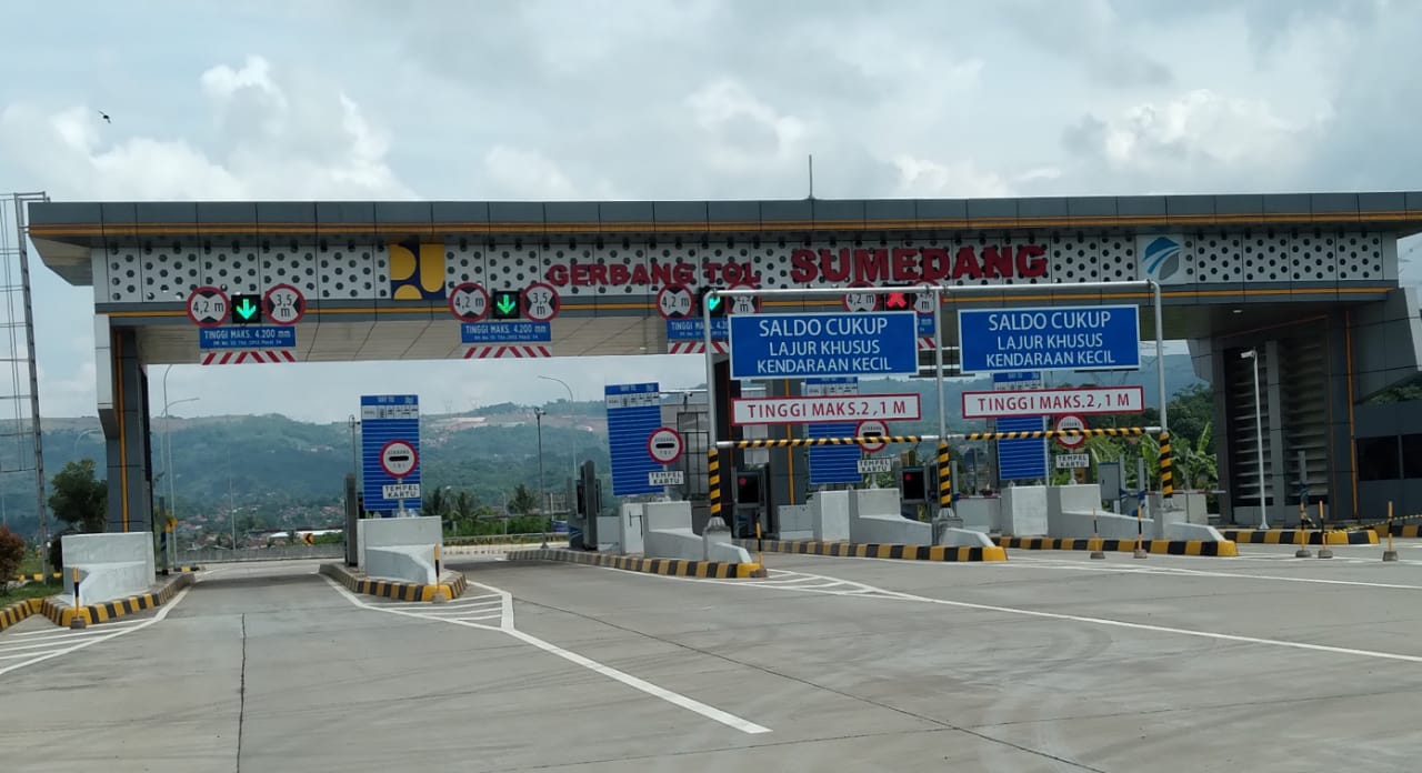 Gerbang Tol Sumedang terpantau sepi alias belum mengalami pemadatan volume kendaraan pemudik Lebaran 2022.
