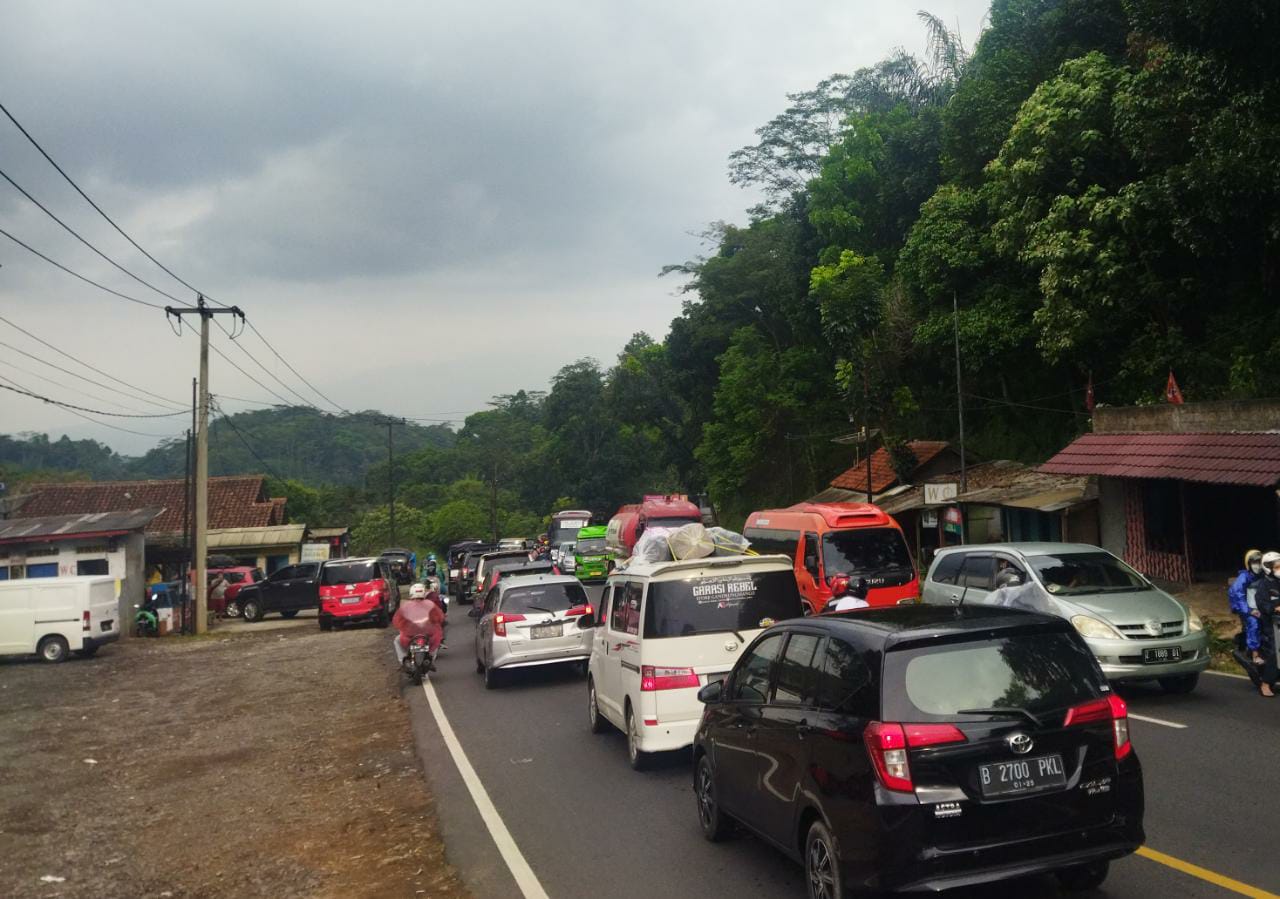 Arus Mudik: Keluar Masuk Kendaraan di Rest Area Hambat Pemudik di Lingkar Gentong Tasikmalaya
