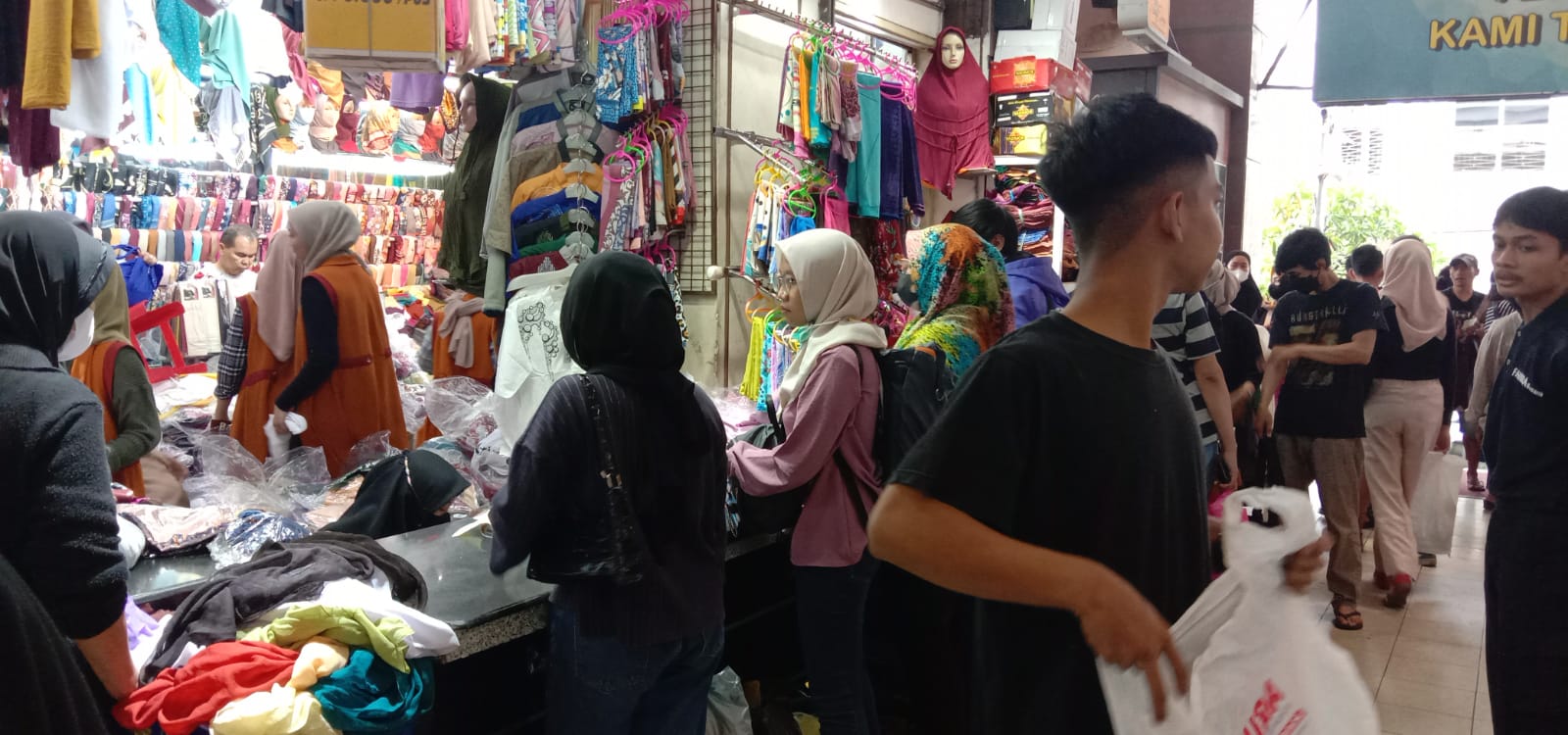 Kondisi Pasar Baru di H-2 Idul Fitri. Sabtu (30/4). (Foto: Sandi Nugraha/Jabar Ekspres)
