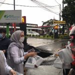 AKSI SOSIAL: Pihak BPJAMSOSTEK Bandung Soekarno Hatta bagi-bagi takjil gratis di depan kantornya, Senin (25/4).