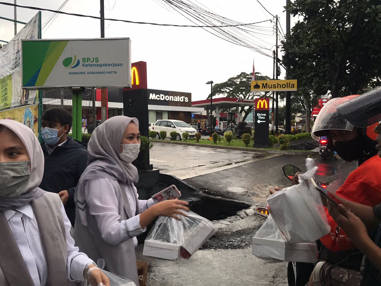 AKSI SOSIAL: Pihak BPJAMSOSTEK Bandung Soekarno Hatta bagi-bagi takjil gratis di depan kantornya, Senin (25/4).