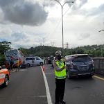 Kecelakaan berutun libatkan sebuah bus yang tabrak tiga mobil lainnya di Tol Merak, pada Sabtu (30/4)