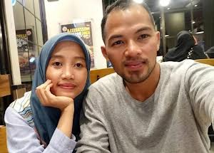 Rovida Setya Ichsani, istri pegawai Dinas Perhubungan Kota Makassar, Sulawesi Selatan, Najamuddin Sewang bersama suaminya saat masih hidup. (instagram)