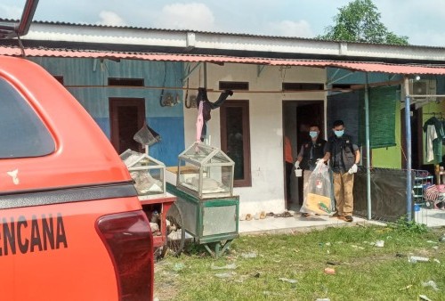 Pria tewas di kontrakan di Bekasi, petugas membawa barang bukti. (Foto: FIN/Istimewa)