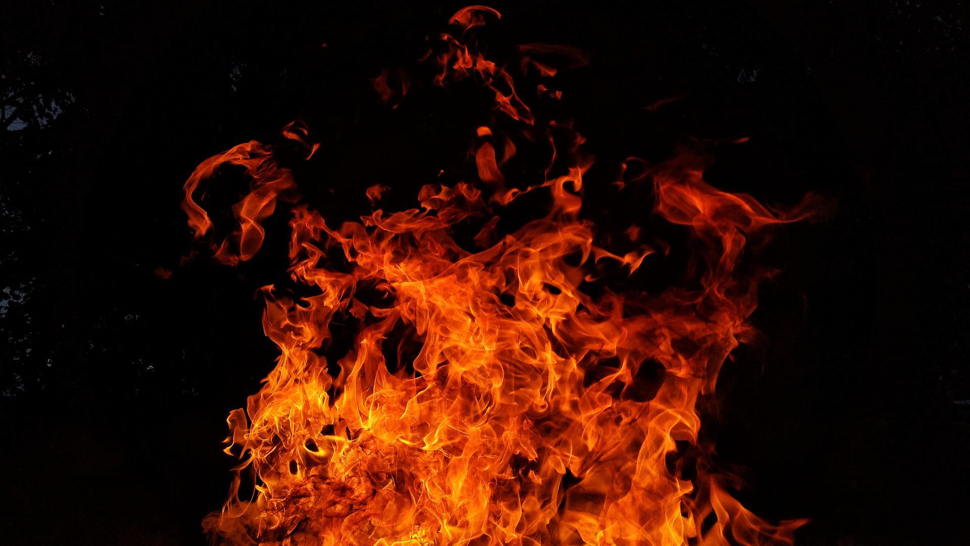 Ilustrasi: Seorang suami tega bakar istri dan anaknya. (Pixabay)