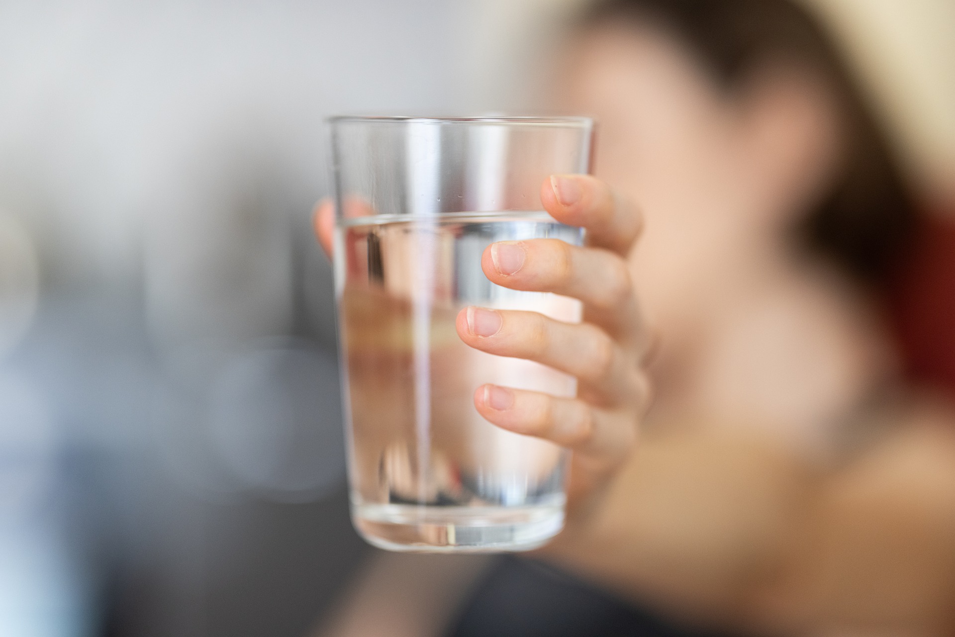 Ilustrasi: Minum air untuk penuhi cairan saat puasa. (Pixabay)
