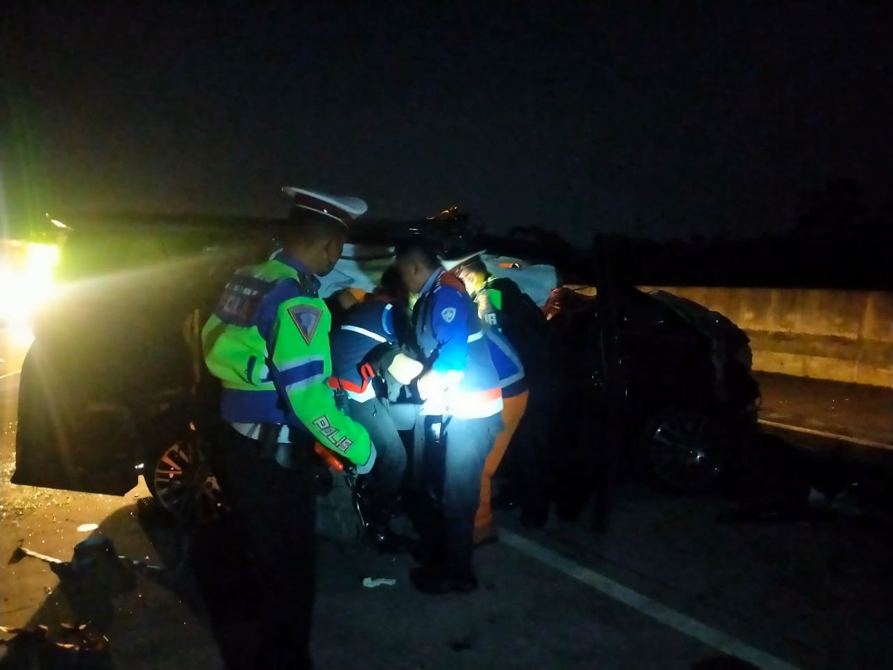 Polisi tengah melakukan olah Tempat Kejadian Perkara (TKP) kecelakan mobil ditumpangi rombongan grup musik Debu di Tol Pasuruan - Probolinggo. (Foto: Polda Jatim/JPNN)