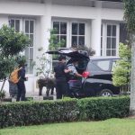 Komisi Pemberantasan Korupsi (KPK) menggeledah rumah dinas Bupati Bogor Ade Yasin di Kompleks Pemkab, Cibinong, Kabupaten Bogor, Kamis (28/4). (ANTARA/M Fikri Setiawan)