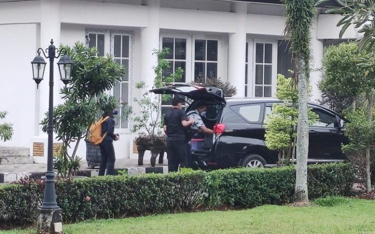 Komisi Pemberantasan Korupsi (KPK) menggeledah rumah dinas Bupati Bogor Ade Yasin di Kompleks Pemkab, Cibinong, Kabupaten Bogor, Kamis (28/4). (ANTARA/M Fikri Setiawan)