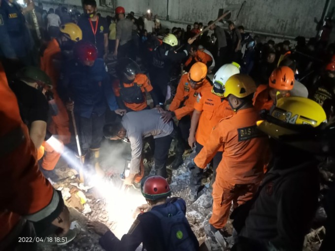Petugas gabungan sedang evakuasi korban yang terjebak di dalam bangunan Minimarket yang ambruk di Gambut, Kabupaten Banjar, Kalsel, Senin (18/4). (RADAR BANJARMASIN)
