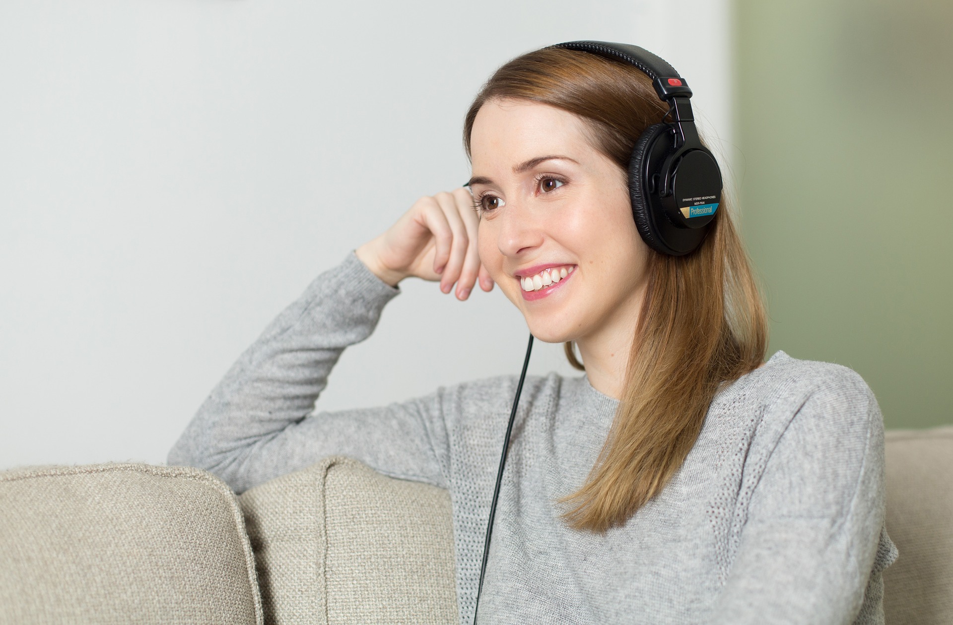 Ilustrasi: Wanita sedang mendengarkan musik. (Pixabay)