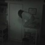 Sosok perempuan yang tertangkap kamera pengawas sedang menyelinap ke dapur mencuri makanan di sebuah apartemen. (tangkapan video youtube)