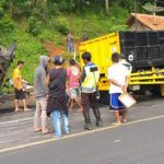 Kondisi truk tronton yang terguling di Jalur Tanjakan Gentong. (ist)