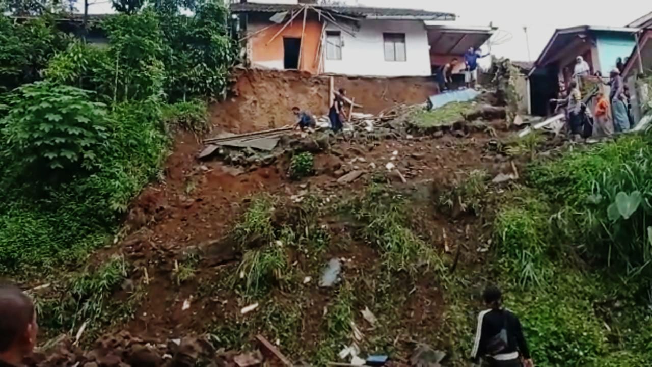 TPT yang mengalami longsor di Dusun Haur Koneng, RT01 RW02, Desa Ciherang, Kecamatan Sumedang Selatan, Kabupaten Sumedang pada Kamis (12/5).