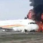 Pesawat Tibet Airlines yang mengalami terbakar di Bandara China. (net)