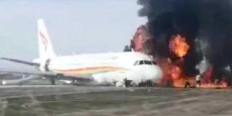 Pesawat Tibet Airlines yang mengalami terbakar di Bandara China. (net)