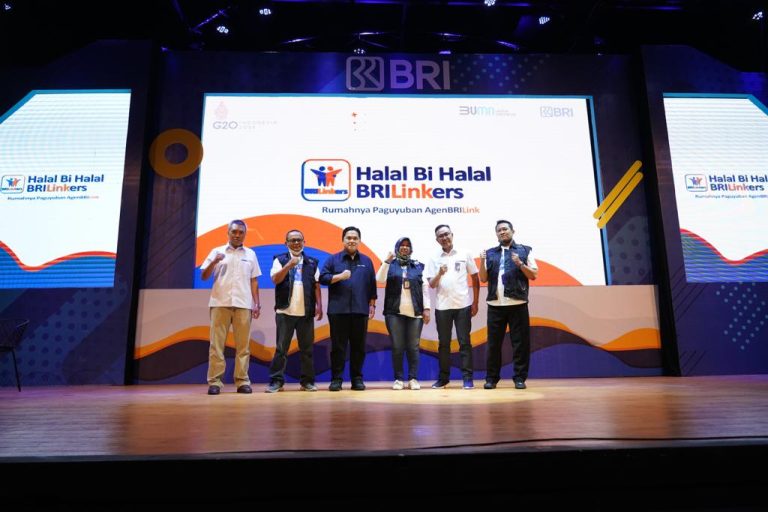 Menteri BUMN Erick Tohir saat menghadiri acara Halal Bi Halal BRILinkers: Rumahnya Paguyuban Agen Brilink, di Surabaya Sabtu (14/5).