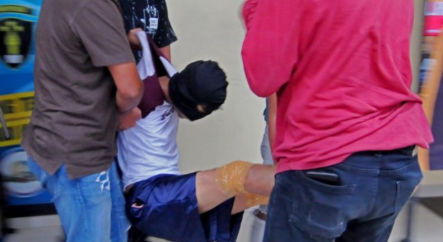 Pelaku penculikan anak di Bogor saat ditampilkan dihadapan media. Foto : Hendi Novian
