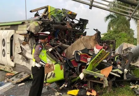 Kondisi Bus yang mengalmai rusak parah dibagian depannya, karena oleng dan menabrak tiang di Tol Surabaya-mojokerto. (Ist/PJR-Polda Jatim)