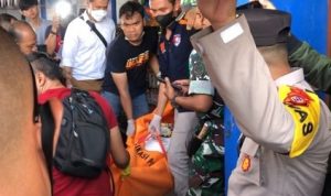 Proses Evakuasi korban pembunuhan Janda di Tasikmalaya. Foto: Rifki saebani / radar tv