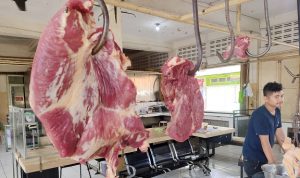 Harga Daging sapi di Tasikmalaya turun setelah merebaknya wabah PMK. Salah satu lapak pedagang daging sapi di padar Cikurubuk Tasikmalaya. (Fatkhur Rizqi/radartasik)