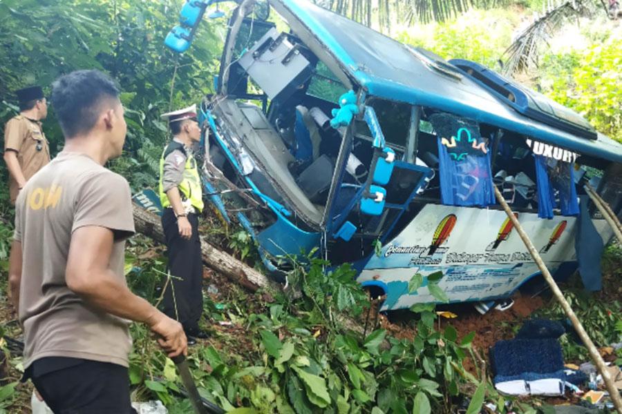 Kondisi bus yang mengalami kerusakan parah setelah terjun masuk kedalam jurang sedalam 50 meter di Bengkunat, Selasa (17/5). (dok polsek bengkunat)