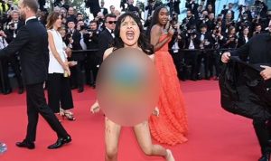 Aksi protes wanita tanpa busana di Red Carpet Festival Film Cannes 2022.