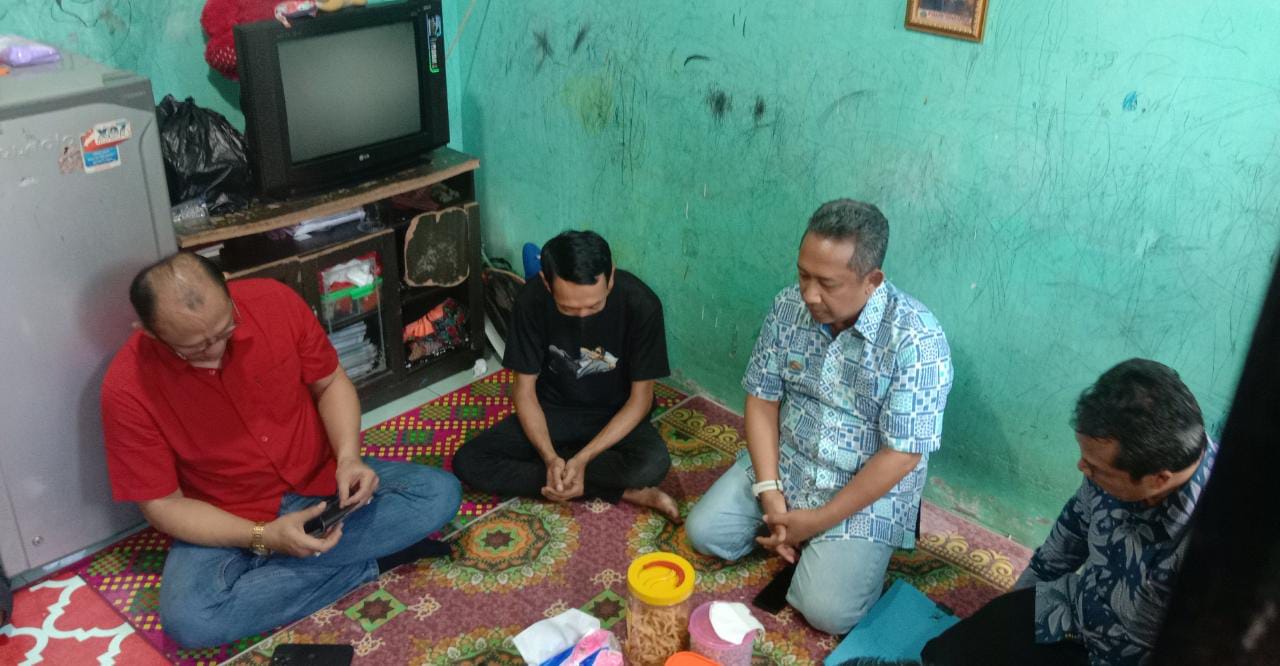 Wali Kota Bandung, Yana Mulyana saat mengunjungi kediaman pasien kunker yang menjadi korban kelalaian pihak Rumah sakit. Sabtu (21/5). Foto. Sandi Nugraha.