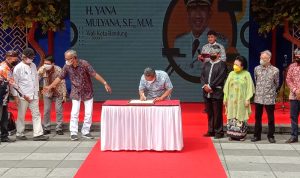 Walikota Bandung, Yana Mulyana saat menandatangani deklarasi Kota Bandung sebagai Kota Angklung. Sabtu (21/5). Foto. Sandi Nugraha.