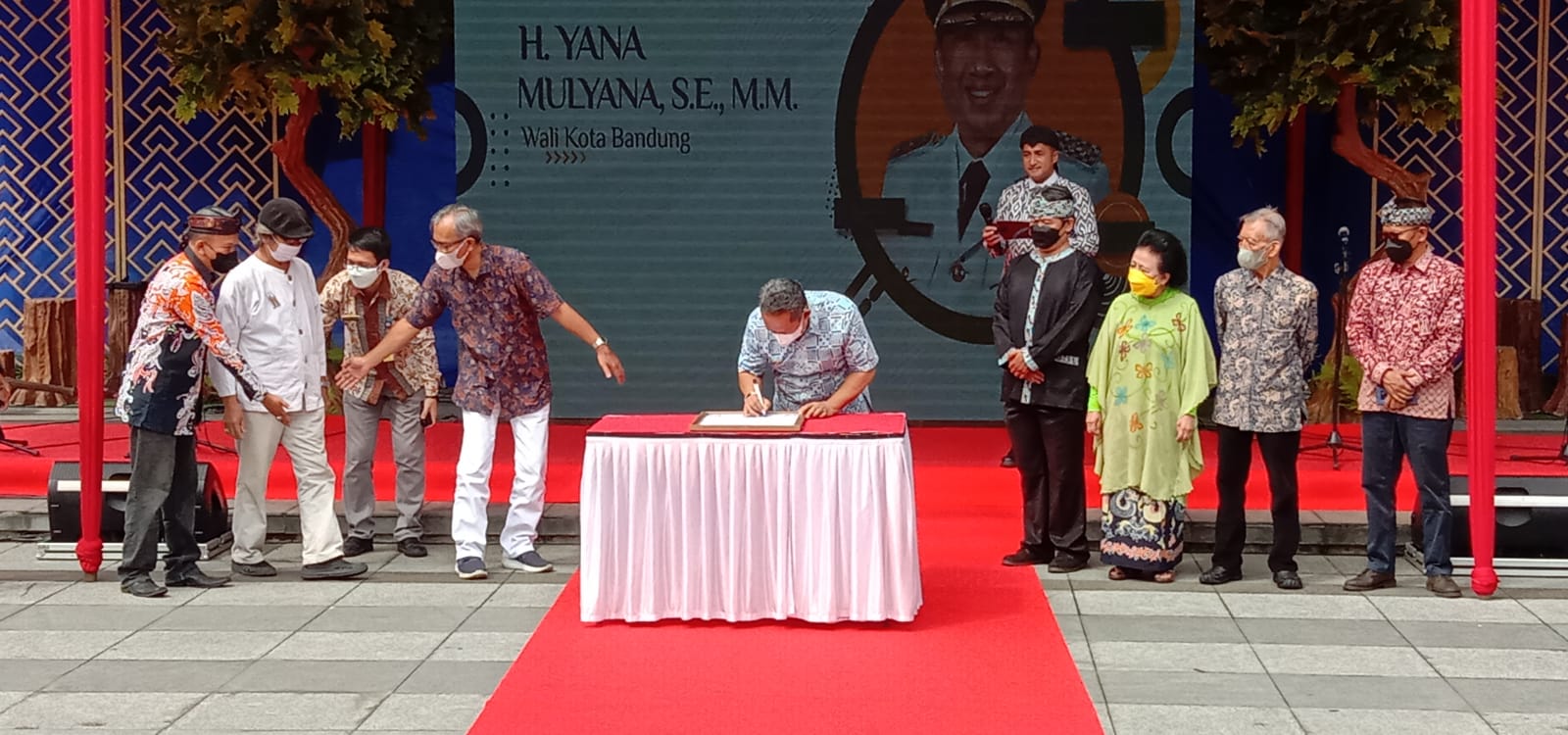 Walikota Bandung, Yana Mulyana saat menandatangani deklarasi Kota Bandung sebagai Kota Angklung. Sabtu (21/5). Foto. Sandi Nugraha.