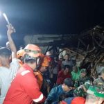 Proses evakuasi korban longsor di Cijeruk Bogor dilakukan hingga malam hari (21/5)