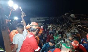 Proses evakuasi korban longsor di Cijeruk Bogor dilakukan hingga malam hari (21/5)