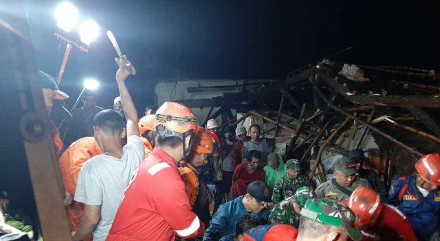 Proses evakuasi korban longsor di Cijeruk Bogor dilakukan hingga malam hari (21/5)