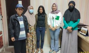 Sherin Mutiara Putri (tengah) ABG yang hilang selama dua pekan akhirnya pertemukan dengan keluarganya di ruang PPA Polres Karawang. (ist)