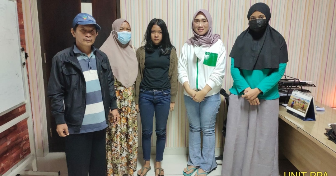 Sherin Mutiara Putri (tengah) ABG yang hilang selama dua pekan akhirnya pertemukan dengan keluarganya di ruang PPA Polres Karawang. (ist)