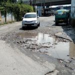 Salah satu ruas jalan di Cileunyi yang mengalami rusak parah dan belum ada perbaikan. (foto yanuar/JABAREKSPRES)