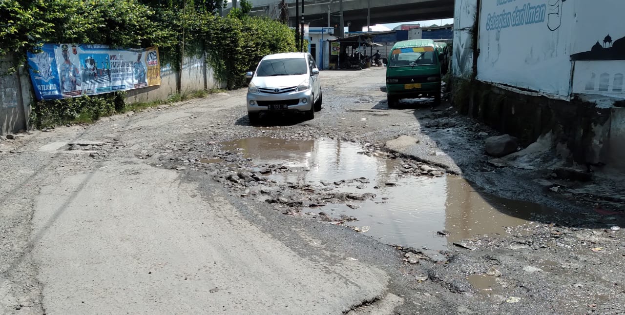 Salah satu ruas jalan di Cileunyi yang mengalami rusak parah dan belum ada perbaikan. (foto yanuar/JABAREKSPRES)