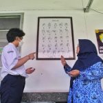 AKRAB: Siswa berkebutuhan khusus tengah berkomunikasi lewat bahasa isyarat kepada guru di SLB Negeri Cicendo Kota Bandung. (Deni/Jabar Ekspres)