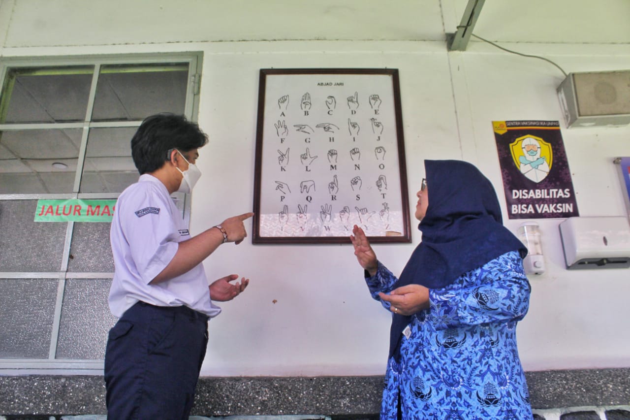 AKRAB: Siswa berkebutuhan khusus tengah berkomunikasi lewat bahasa isyarat kepada guru di SLB Negeri Cicendo Kota Bandung. (Deni/Jabar Ekspres)