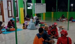 Sejumlah warga yang terpaksa mengungsi di masjid, karena rumahnya tergenangair dari banjir rob di Tegal. (radartegal.com)