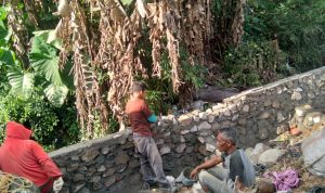 Ilustrasi Kekeringan: Warga Desa Cicalengka Wetan, Kecamatan Cicalengka, Kabupaten Bandung saat tengah gotongroyong memperbaiki saluran irigasi. (Yanuar/Jabar Ekspres)