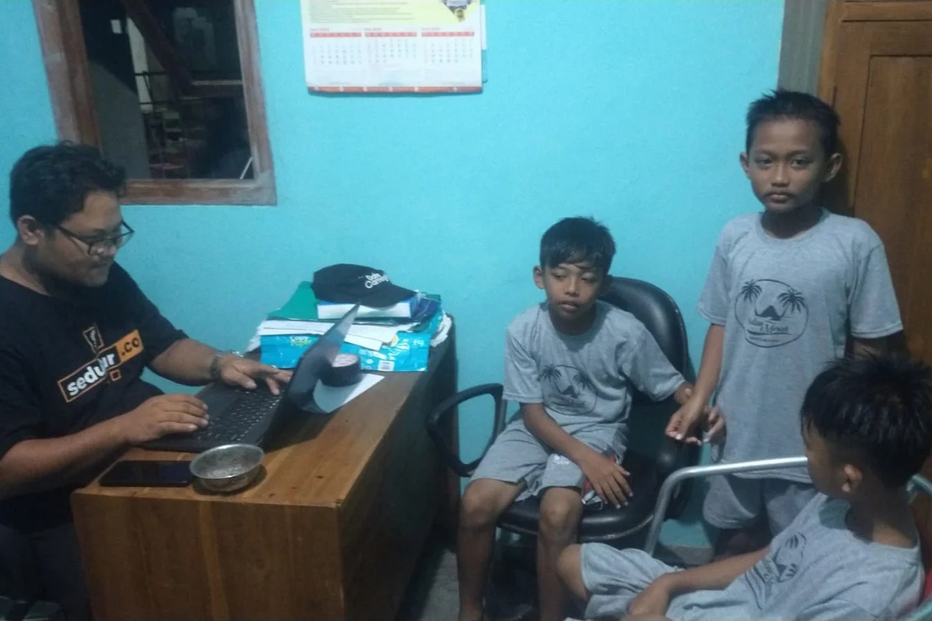 Tiga bocah yang mengaku dibawa orang tak dikenal saat dimintai keterangan oleh polisi. (humas Polda Jatim)