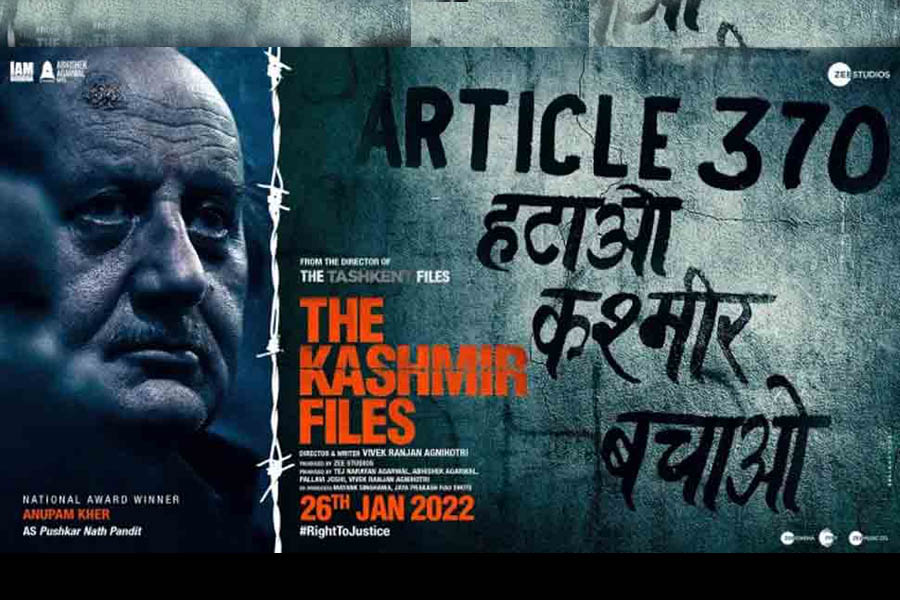 Poster film 'The Kashmir Files' yang juga dilarang tayang di Singapura. (-ZeeNews-Disway.id)