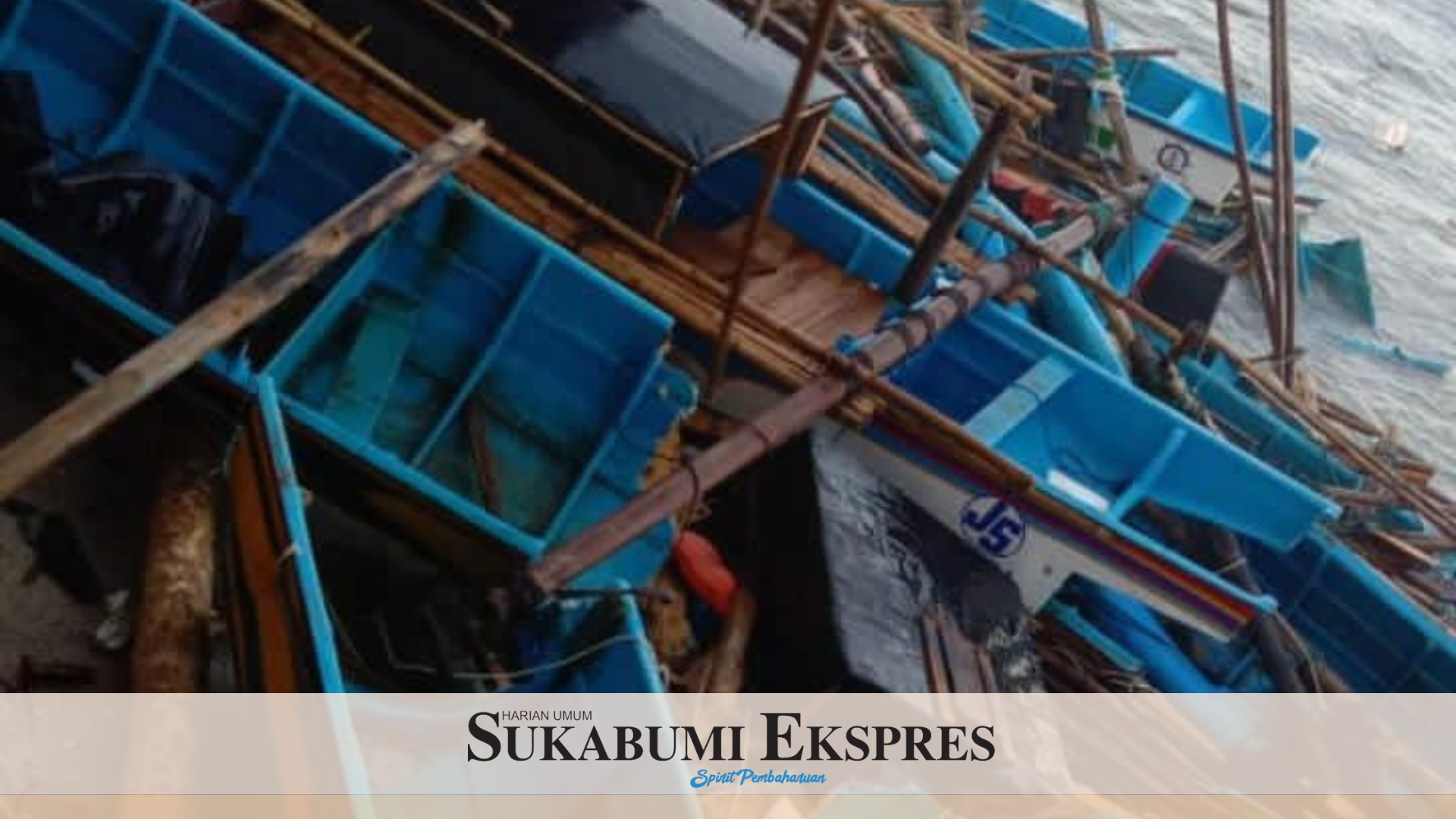 Beberapa perahu yang mengalami kerusakan akibat gelombang pasang di Sukabumi. (ist)