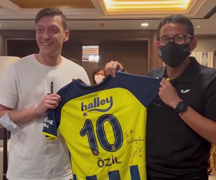Mesut Ozil bersama dengan Menparekraf Sandiaga Uno saat mengunjungi Kementrian Pariwisata dan Ekonomi Kreatif, Kamis (26/5)