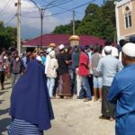 Aksi demo dari puluhan warga yang larang penyelenggaraan salat jumat di sebuah masjid di Bogor. (foto: Radar Bogor)